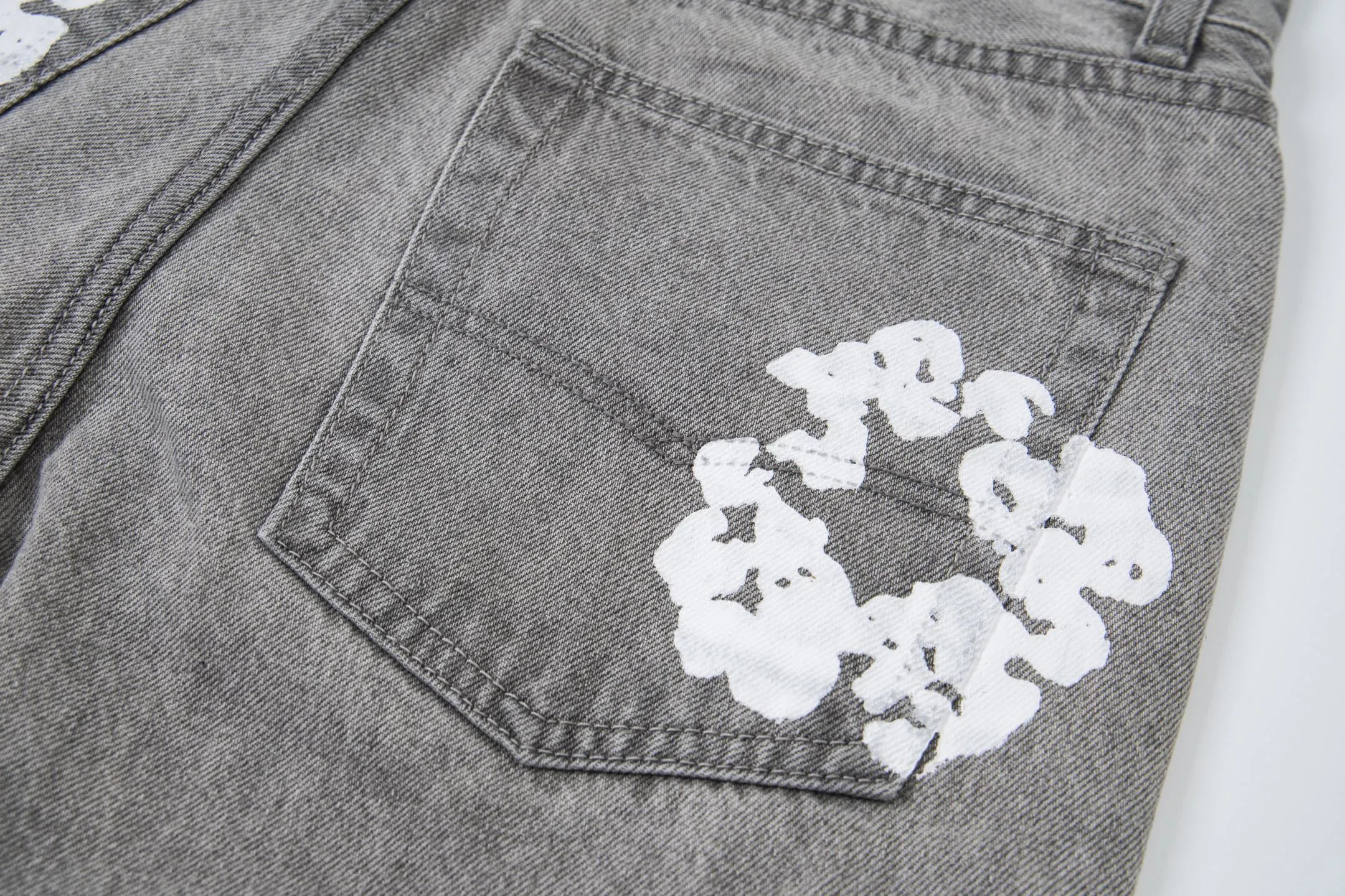 #8197 P220💰 DENIM TEARS Kapok American niche brand printed washed straight jeans. Produced by a major washed factory. Full of high-end feel. Knee part destroyed design with patchwork design. Already used as facade design. Leather waist nameplate. The focus of this style is not on washing, but on the destroyed shape and version. The secret lies in the craftsmanship of the master. The cost of post-production grinding, machining, knife cutting, etc. is far beyond comparison with assembly line products. Color: black, blue, gray. Size: 28-36 (corresponding to S-XXL)